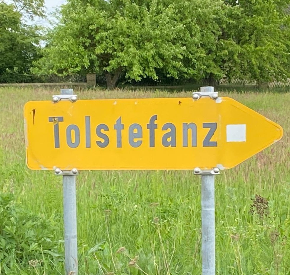 Ein Ortsschild mit dem Namen Tolstefanz
